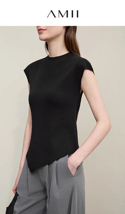 Schwarzes Stricktop mit Stehkragen, kurzarm und asymmetrischem Saum, figurbetont