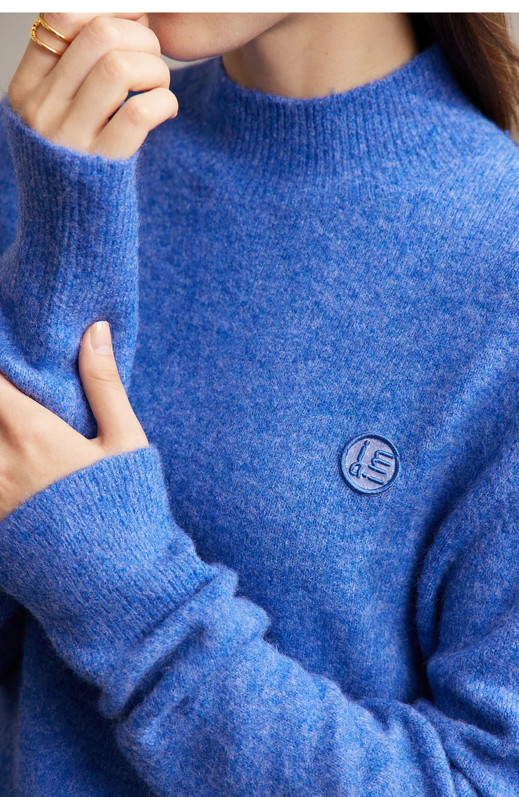 Damenpullover blau meliert mit halbem Rollkragen, gesticktes Emblem, Detailansicht