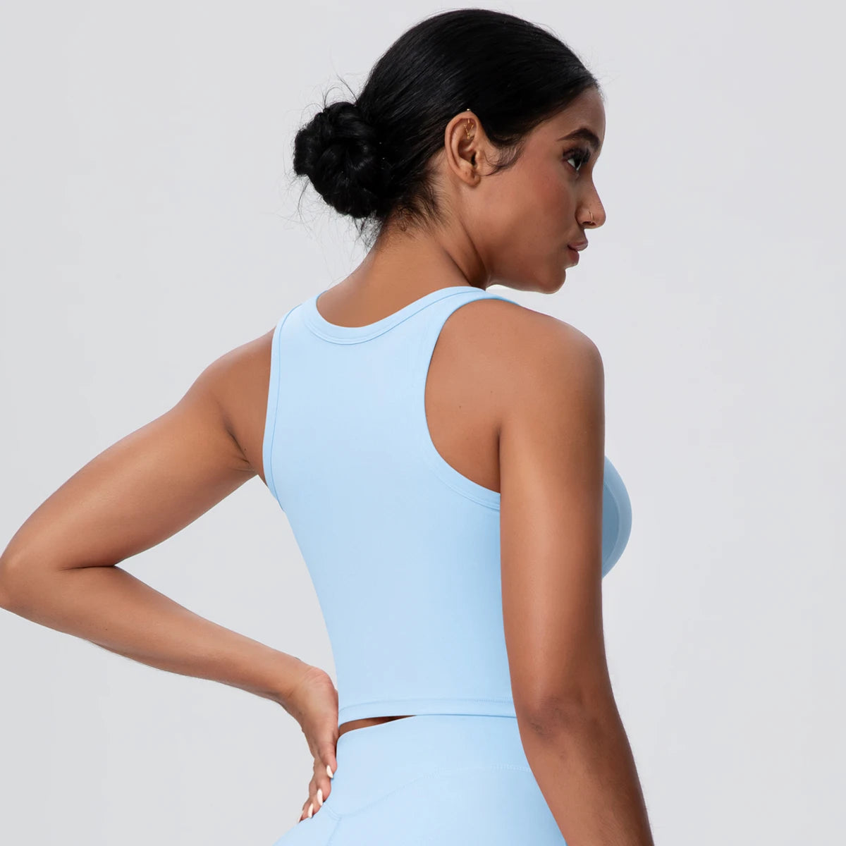 Himmelblaues Sporttop, nahtloser Rücken mit Trägern und eingearbeiteten Polstern