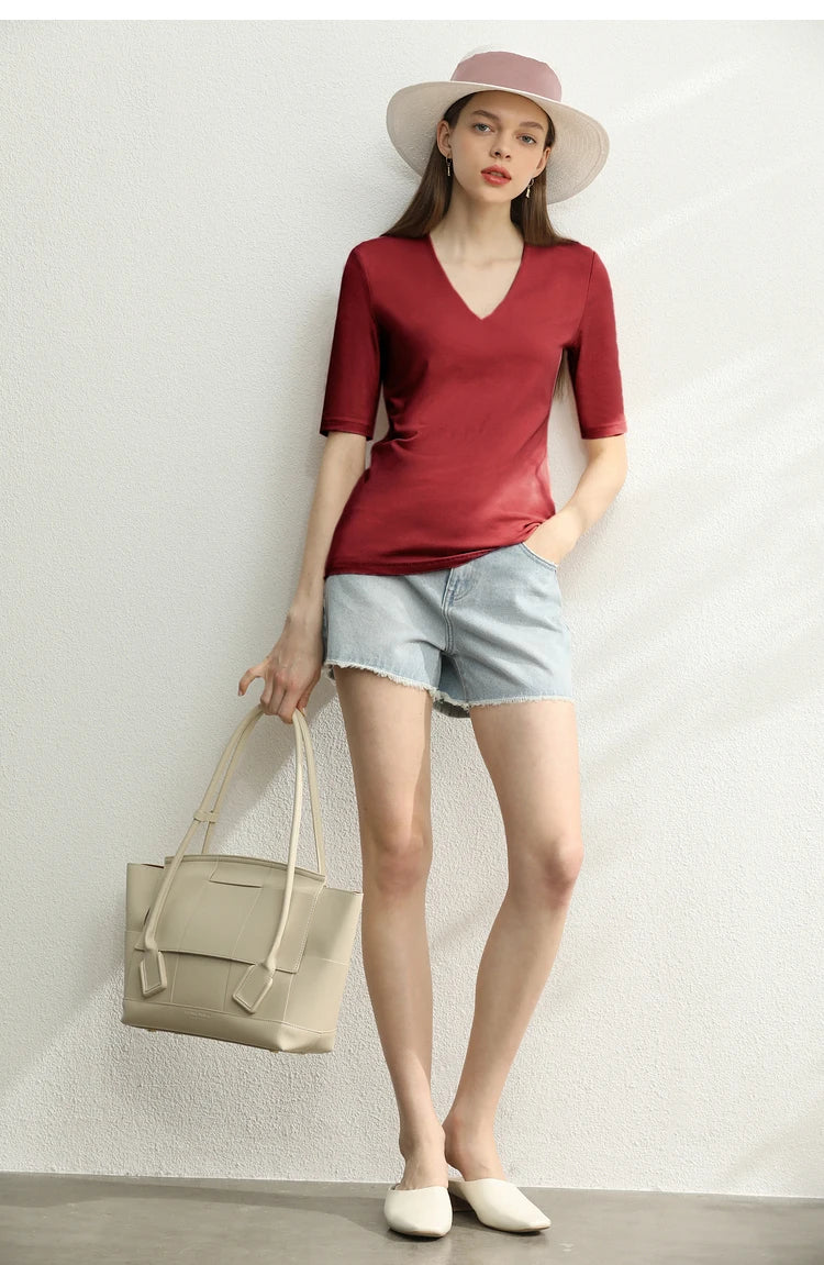 Damen T-Shirt im Minimalismus-Stil mit V-Ausschnitt und halben Ärmeln