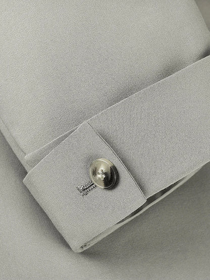 Eleganter Herrenanzug mit grauem Nadelstreifen, doppelreihigem Sakko, Weste und Hose – ideal für Hochzeit, Büro und festliche Anlässe.