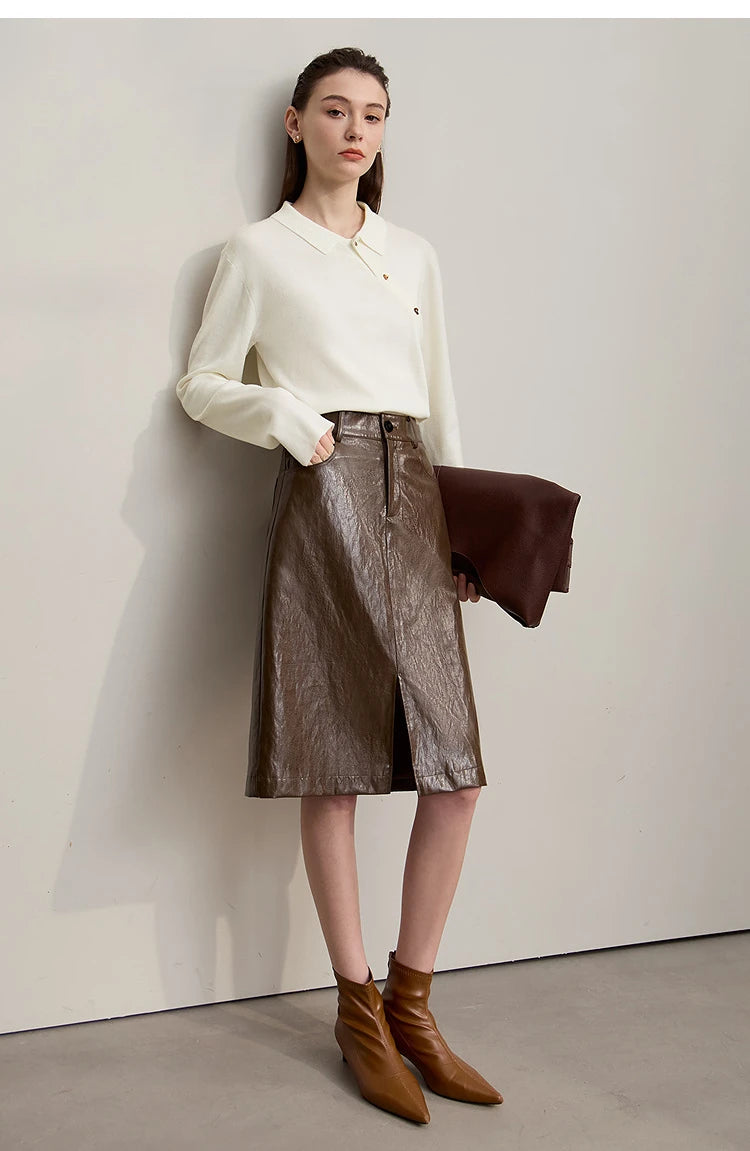 Beiger Damen-Strickpullover mit Knopfleiste und langem Ärmel, kombiniert mit braunem Rock