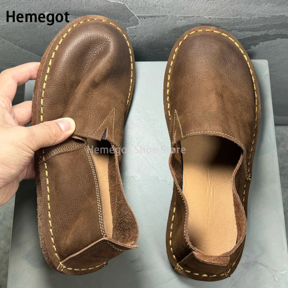 Herren-Leder-Slipper in Braun, offene Seitenansicht, runde Zehenkappe und Slip-On