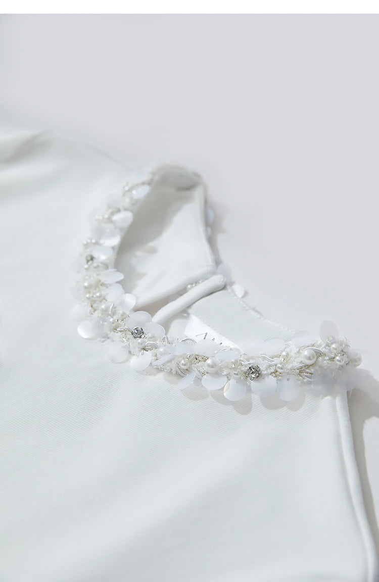 Damen Kurz-T-Shirt im minimalistischen Stil mit elastischen Perlen und Pailletten-Dekoration