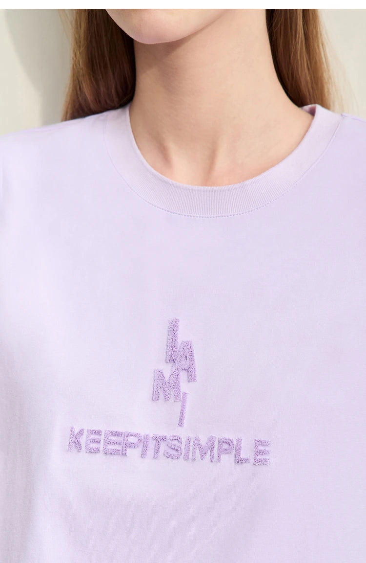 Damen T-Shirt im minimalistischen Stil mit modischer Stickerei und O-Ausschnitt