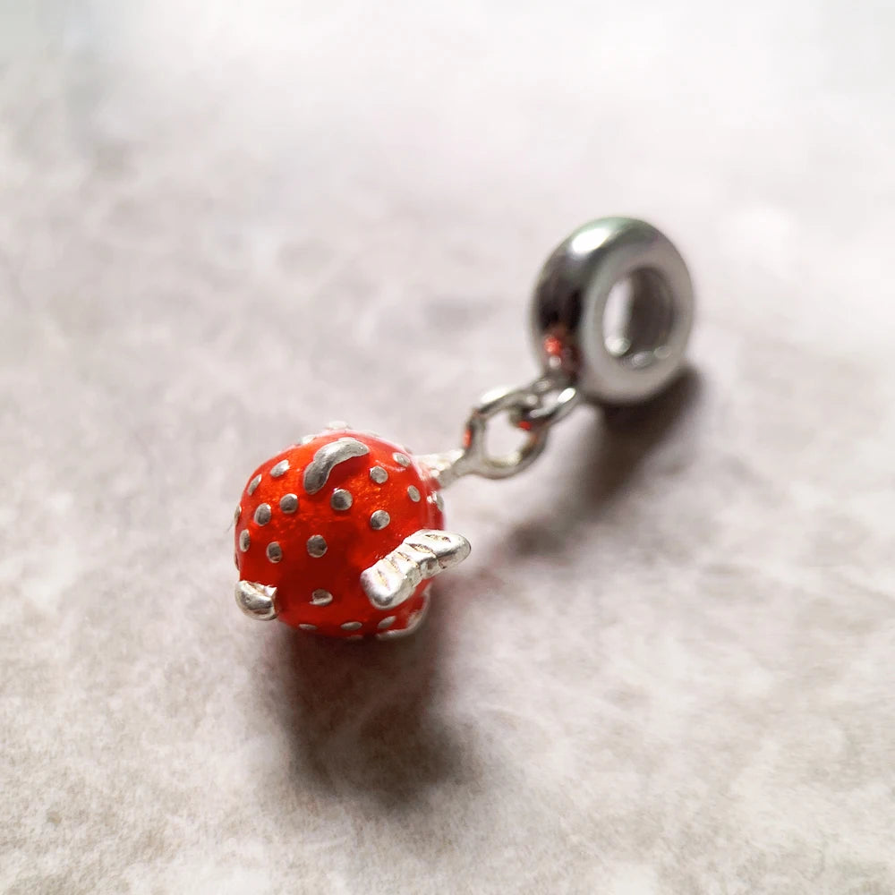 Silberner Charm-Anhänger mit rotem Fischmotiv, Rückseitenansicht mit Öse