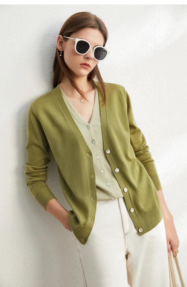Damen-Strickjacke in Olivgrün mit V-Ausschnitt und Knopfleiste