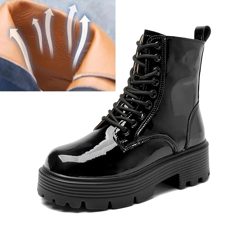 Knöchelhohe Schnürstiefel aus Leder, schwarz lackiert, mit dicker Profilsohle