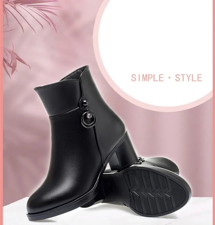 Schwarze Damen-Winterstiefelette mit rundem Schaftende, Blockabsatz und Zierknopf