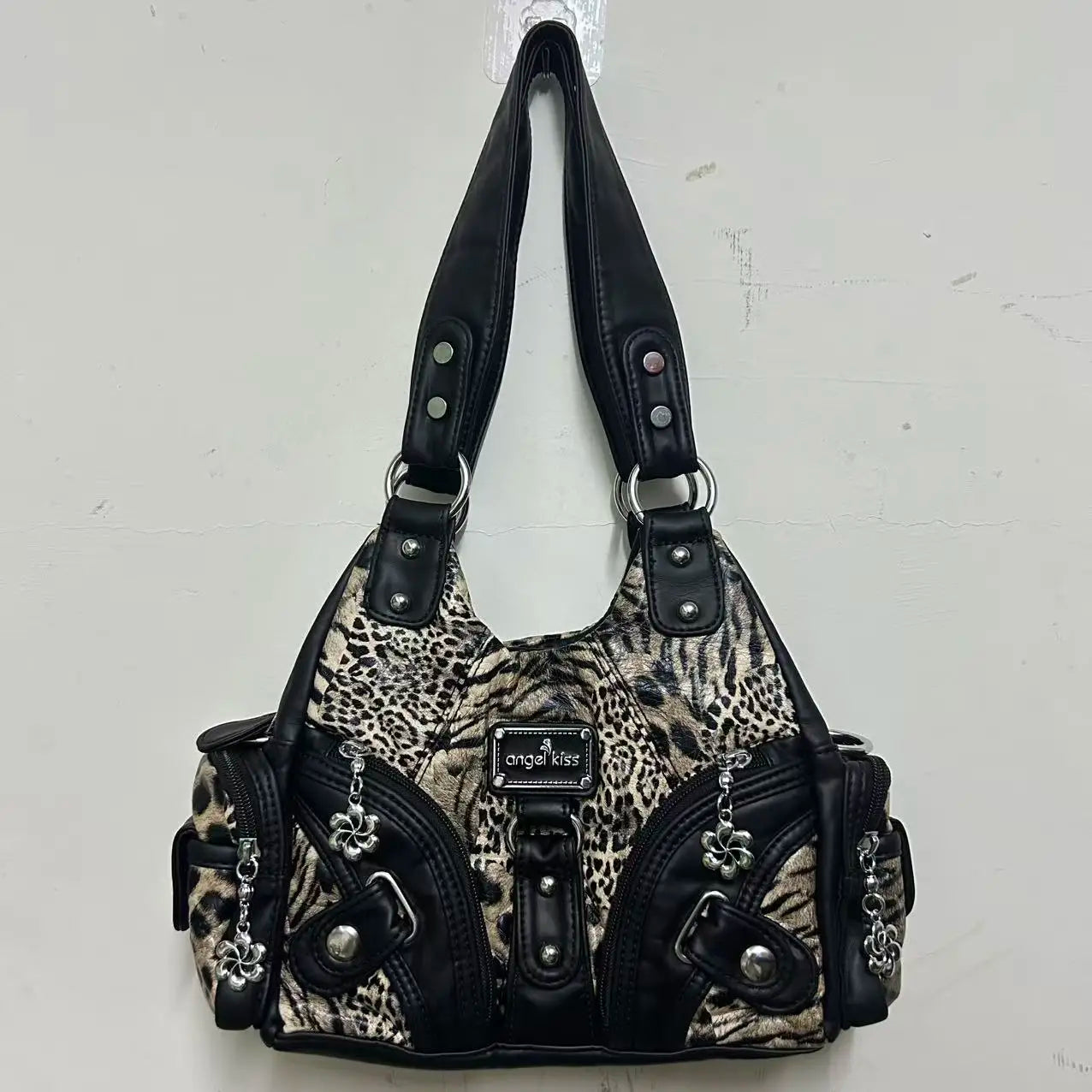 Damen-Schultertasche mit schwarzem Leopardenmuster, Frontfach und Kettenanhängern