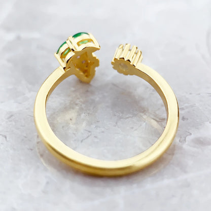 Ring-Ansicht von oben: goldfarbene Fassung mit grünem Stein und Zacken
