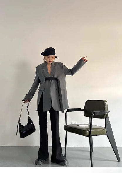 Zweiteiliges Damen-Set mit Stickerei: Langarm-Oberteil mit Reverskragen und hoch taillierte, lange Hose – stilvoll und elegant.