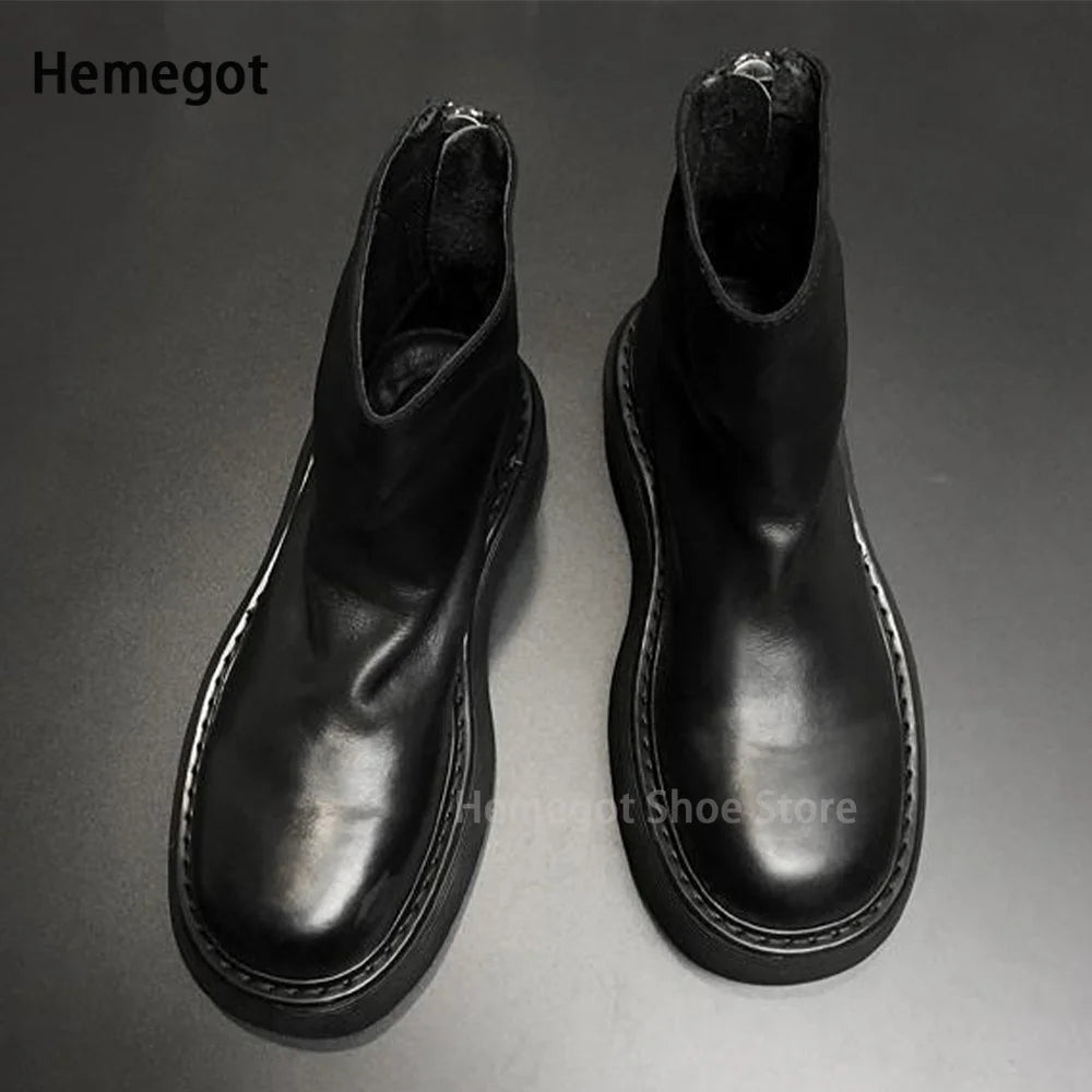 Schwarze Chelsea-Boots paarweise mit Ziernähten und dickem Profil