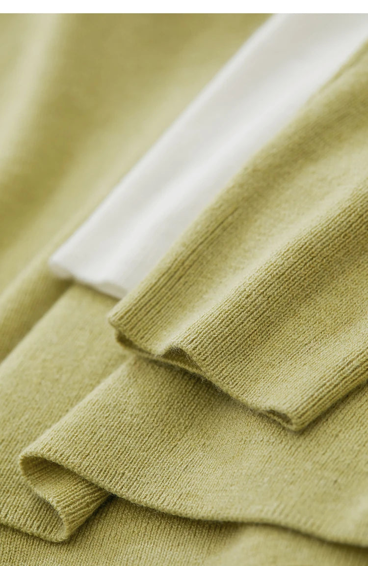 Damenpullover-Materialdetail: Rippbündchen und Strickstruktur, hellgrün