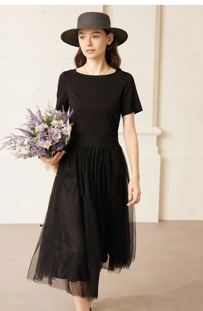 Damen T-Shirt im minimalistischen Stil mit One-Line Kragen und kurzen Ärmeln
