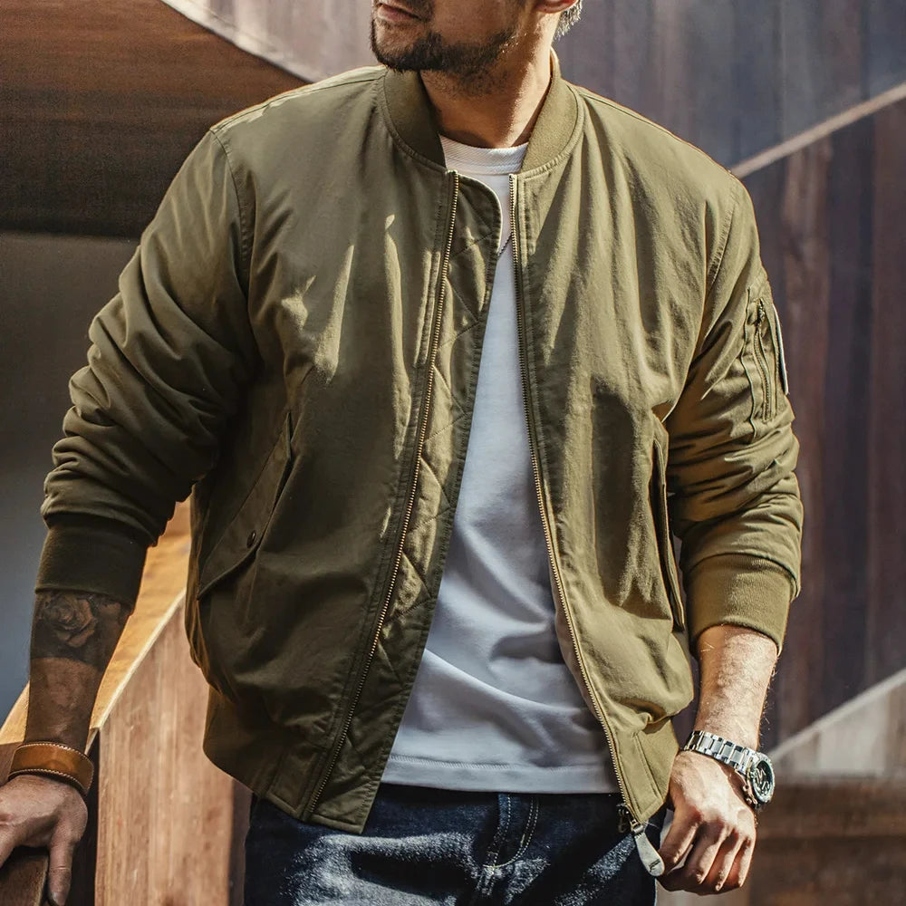 Olivgrüne Herren-Fliegerjacke mit durchgehendem Reißverschluss und gerippten Bündchen.