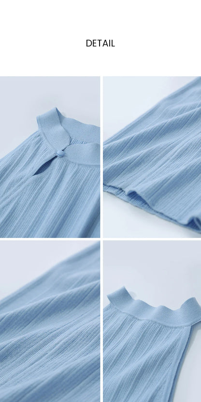Hellblaues Stricktop Detail: Stehkragen und Froschknopf am Ausschnitt