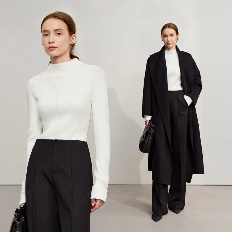 Zwei Damen: Mockneck-Pullover aus Rippstrick, weiß und schwarz, langärmlig