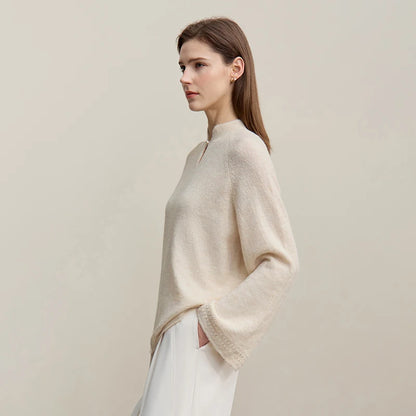 Beiger Wollstrickpullover mit Stehkragen und Cut-Out am Ausschnitt (Seitenansicht)