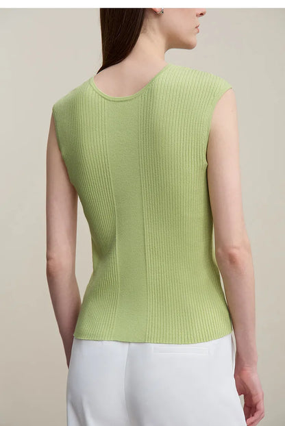 Hellgrüner ärmelloser Strickpullover mit Rundhalsausschnitt und feinem Rippenmuster