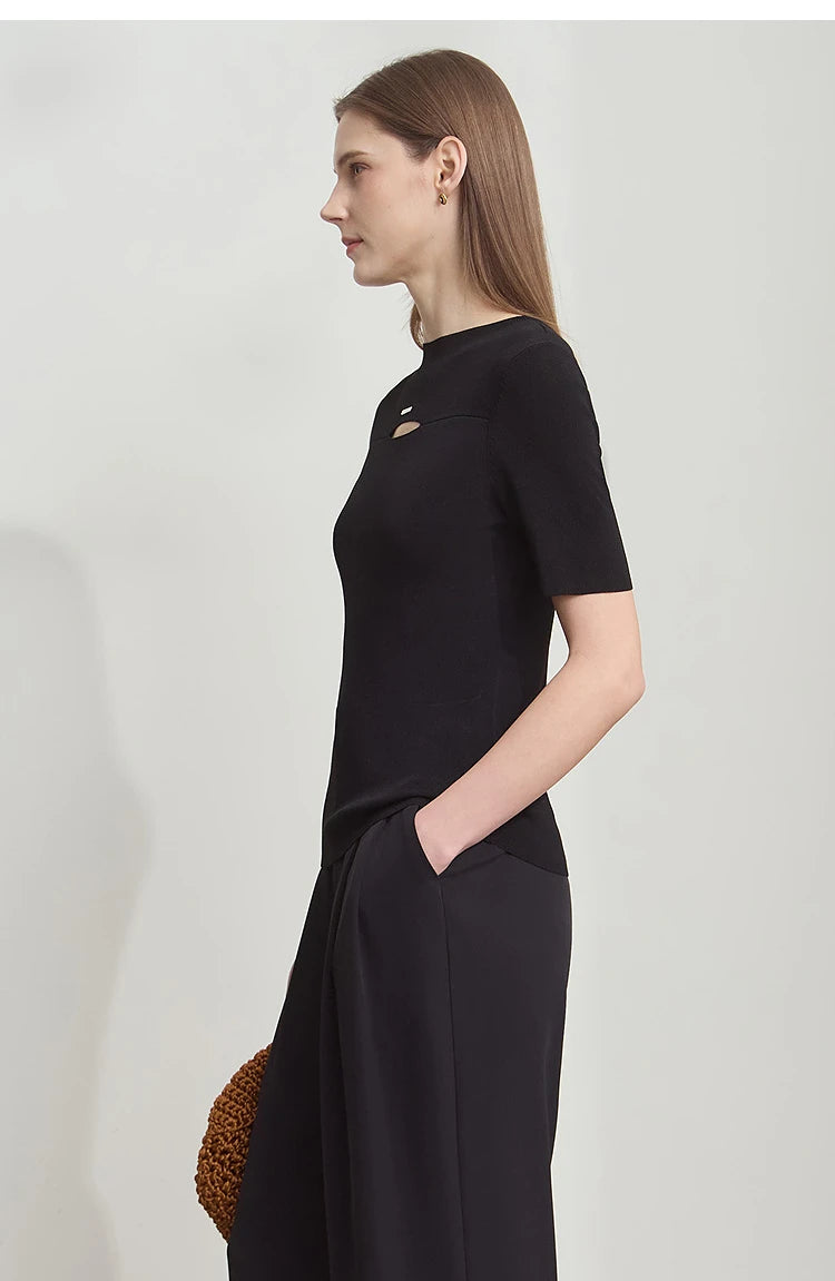 Schwarzer Damen-Strickpullover, kurzärmelig, Seitenansicht mit ovaler Brust-Aussparung