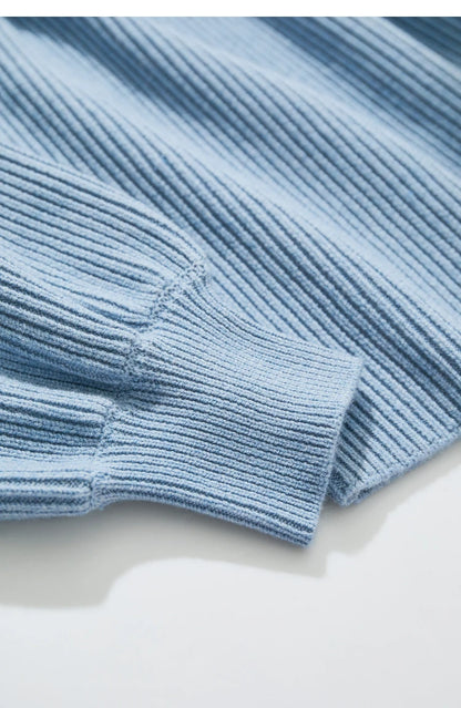 Damen-Wollpullover in hellblau mit feinem Rippenmuster, Naht und Saum sichtbar
