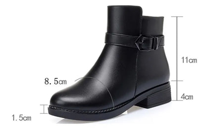 Schwarze Winterboots mit Fellfutter, kurzer Schaft, Blockabsatz und Schnallenriemen