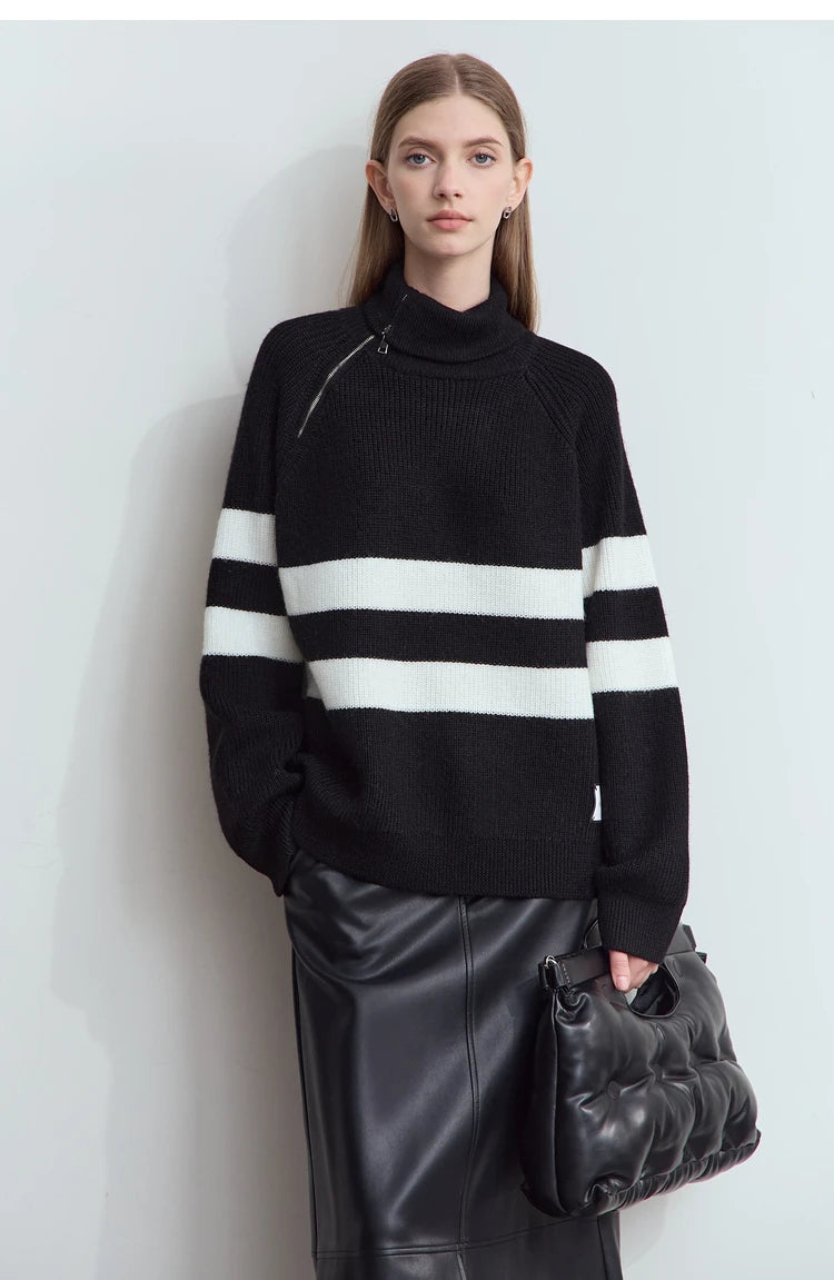 Damen-Rollkragenpullover in Schwarz mit weiß-schwarzen Streifen und Reißverschluss am Halsausschnitt