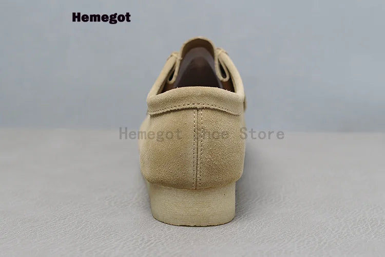 Herren-Sneaker aus Wildleder, Rückansicht mit Fersenlasche, beiger Ton