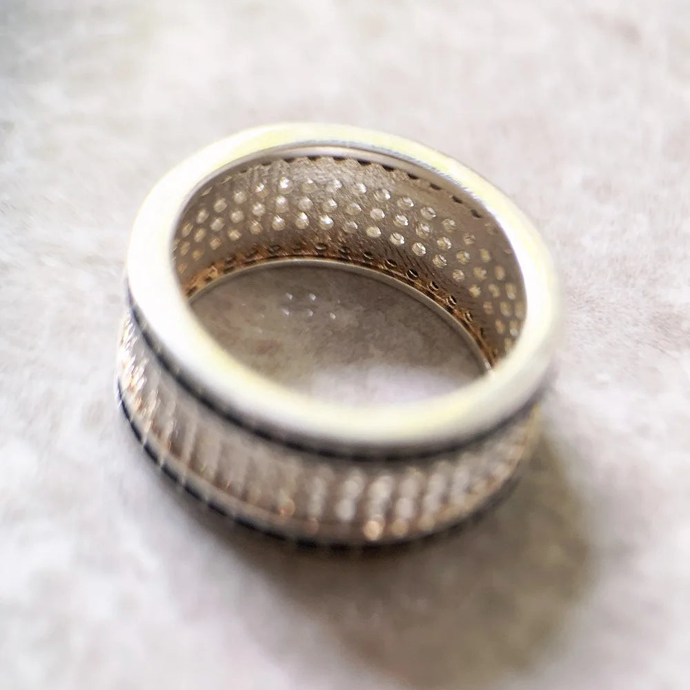 Ring-Ansicht von innen: 925-Silber mit hellen Zirkonia-Noppen und dunklem Rand