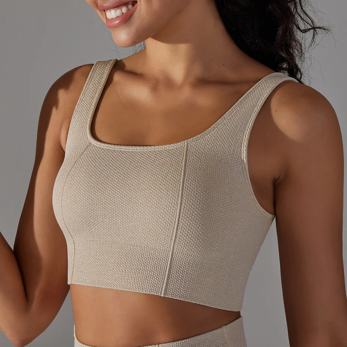 Hamidou nahtloser Yoga-BH in Elfenbein, Racerback-Top mit breitem Rundhalsausschnitt