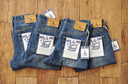 Männer Jeans im Vintage-Stil mit bestickten Patches und zerrissenen Details