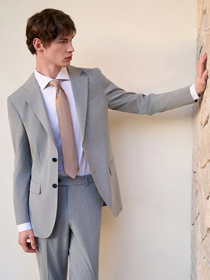 Schlanker Herren-Blazer im klassischen europäischen Stil mit hellbraunem Karomuster – ideal für Hochzeiten und formelle Anlässe