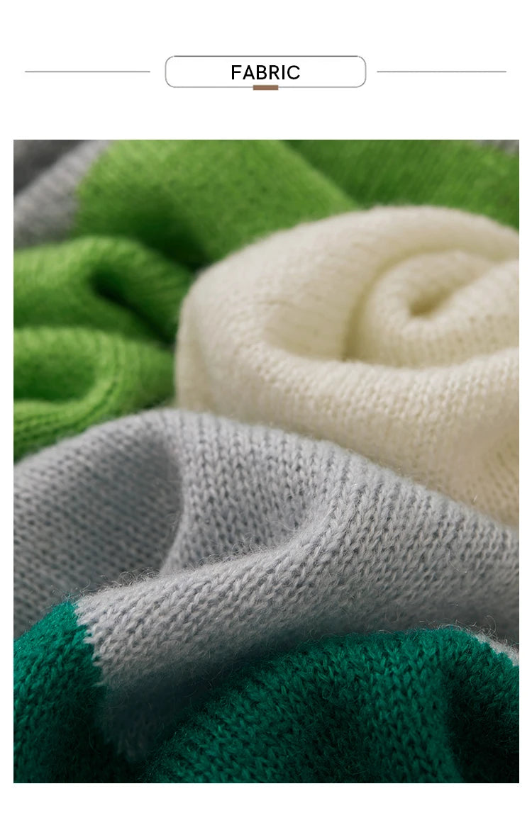Strickdetail eines Pullovers mit Farbblöcken in Grün und Creme, grobe Maschenstruktur