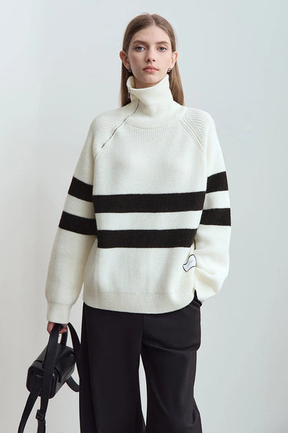 Weißer Rollkragenpullover mit breiten Schwarz-Grau-Streifen, lange Ärmel, gestrickt