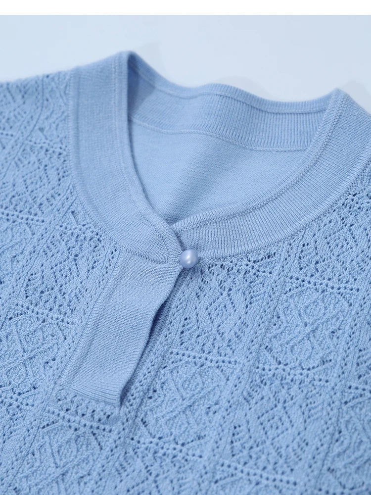 Hellblauer Strickpullover mit Stehkragen und Knopfverschluss, strukturiertes Muster