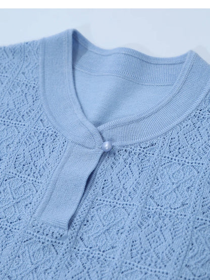 Hellblauer Strickpullover mit Stehkragen und Knopfverschluss, strukturiertes Muster