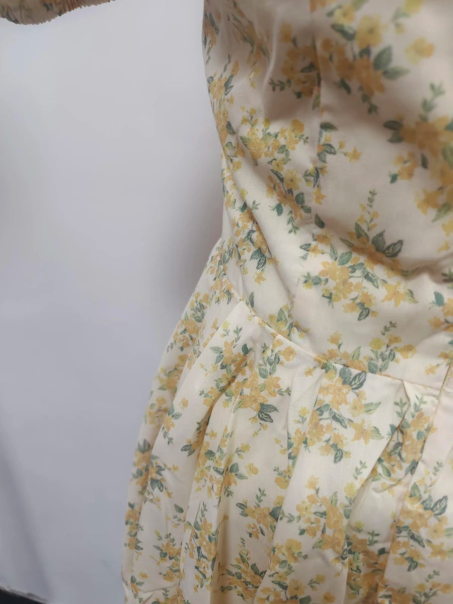 Langes Damen-Patchwork-Kleid mit Rüschen und Falten, Rundhalsausschnitt und langen Ärmeln – ideal für besondere Anlässe.