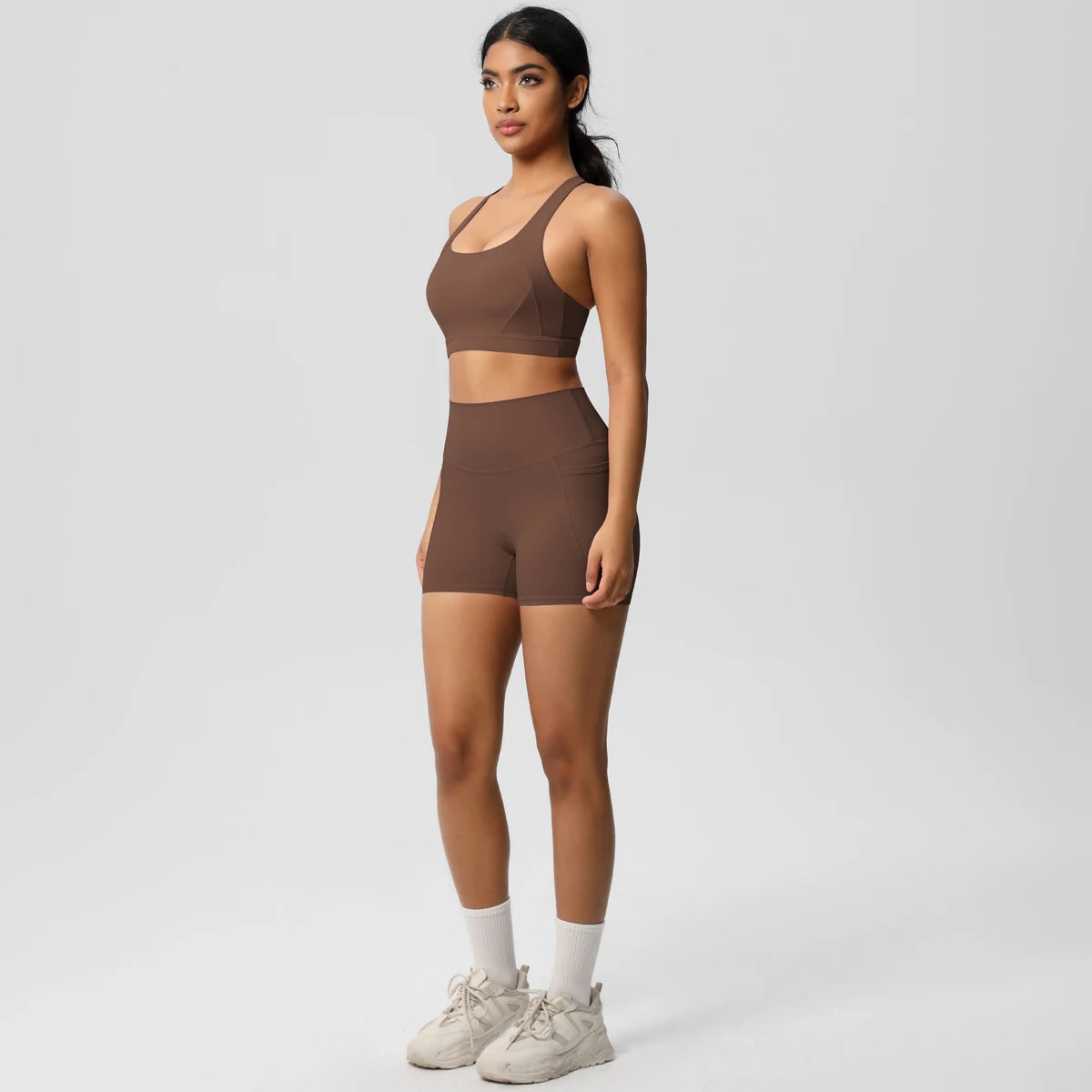 Damen-Yogaset in Braun: schlichter Sport-BH und passende Shorts, bequem geschnitten