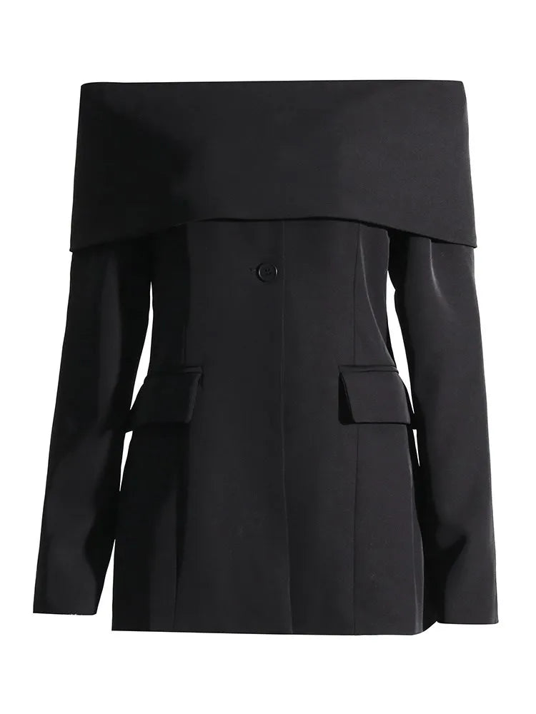 Elegantes Damen-Kleid mit Rundhalsausschnitt, kurzen Ärmeln und unregelmäßigem Patchwork-Design – figurbetont und stilvoll.