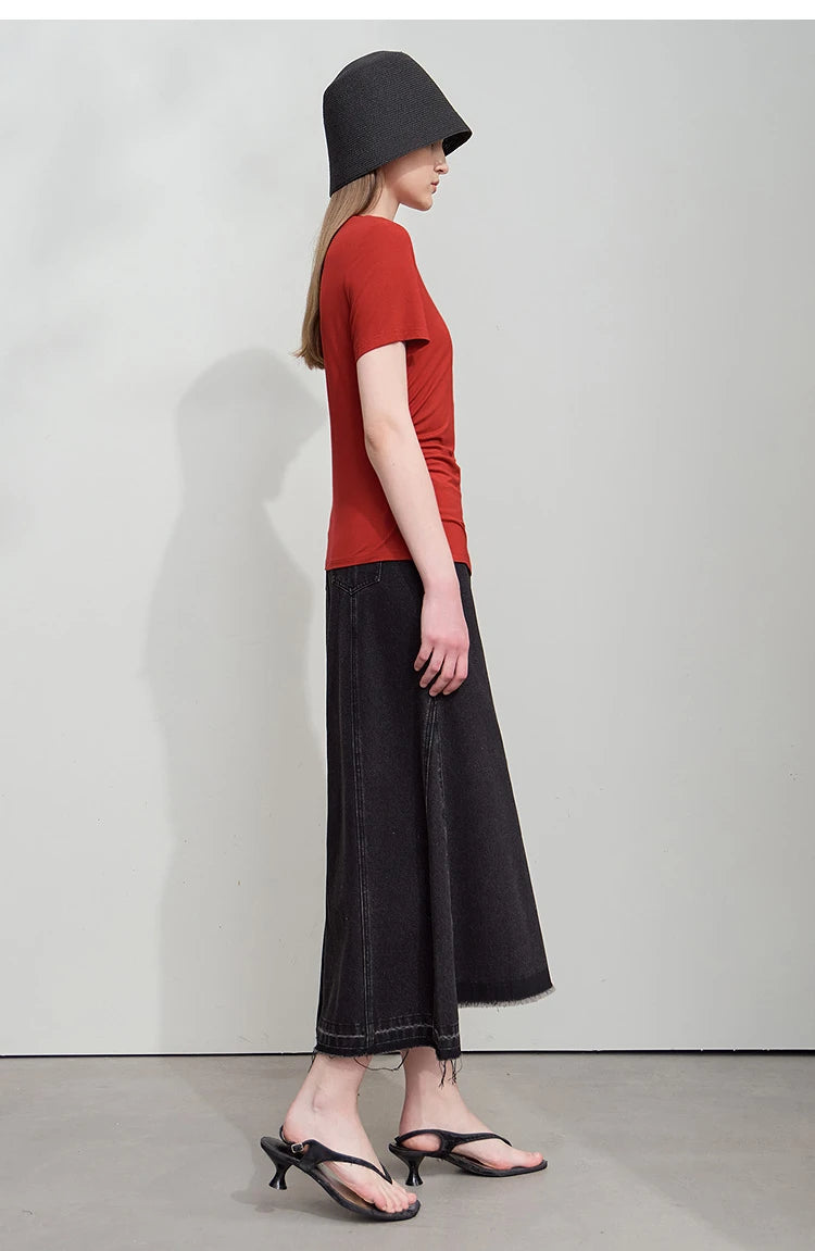 Damen Sommer-T-Shirt im minimalistischen Stil mit schmalem O-Ausschnitt und kurzen Ärmeln