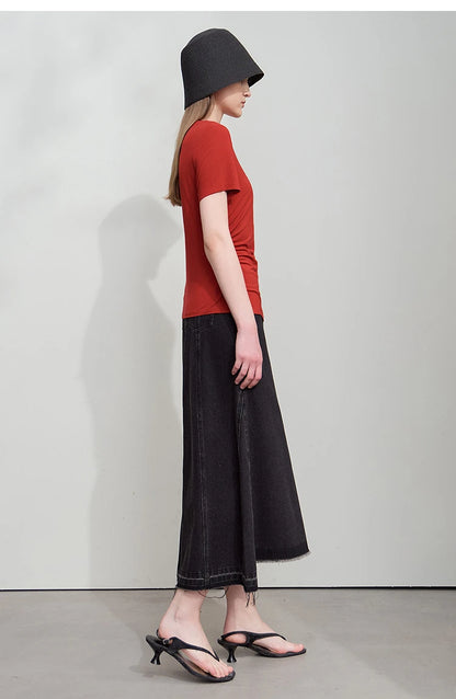 Damen Sommer-T-Shirt im minimalistischen Stil mit schmalem O-Ausschnitt und kurzen Ärmeln