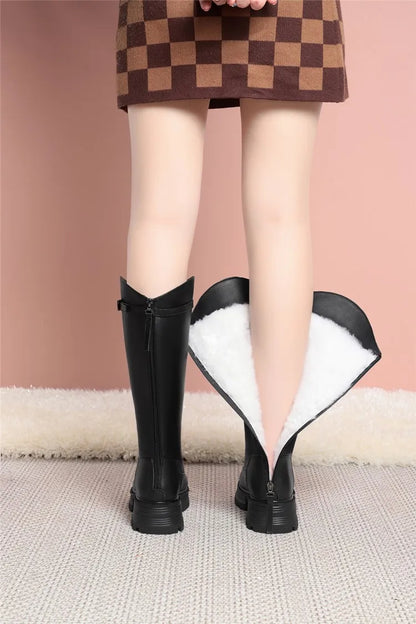 Schwarze Damenstiefel mit weißem Fellfutter, hoher Schaft, Profilsohle
