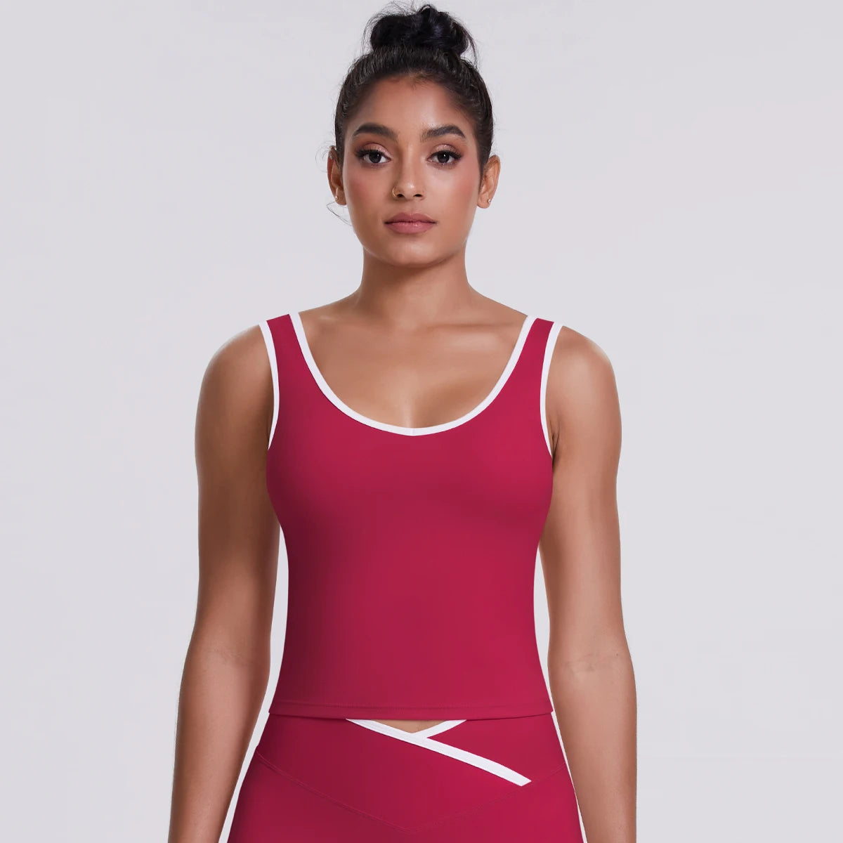 Vorderansicht: Crop-Top mit breiten Trägern, rot und weiße Kontrastverarbeitung