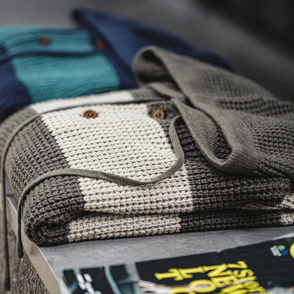 Herren Lässiger Gestreifter Strick-Hoodie im College-Stil mit Holzknopf