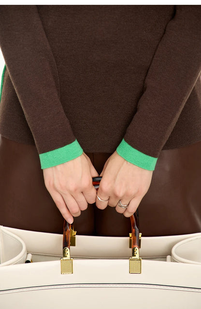Dunkelbrauner Damenpullover mit grüner Paspel an Saum und Ärmel, Detailansicht