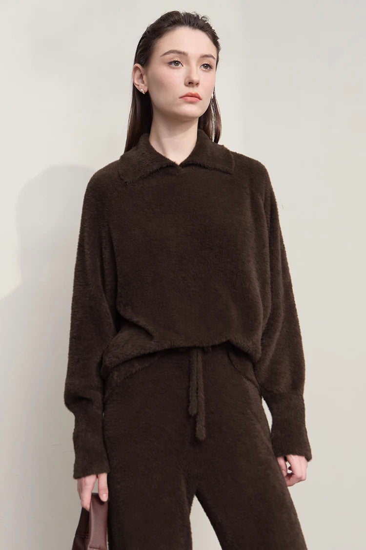 Brauner Damenpullover mit Stehkragen, lockerem Schnitt und Bindeband in der Taille