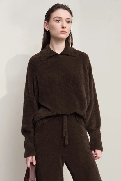 Brauner Damenpullover mit Stehkragen, lockerem Schnitt und Bindeband in der Taille