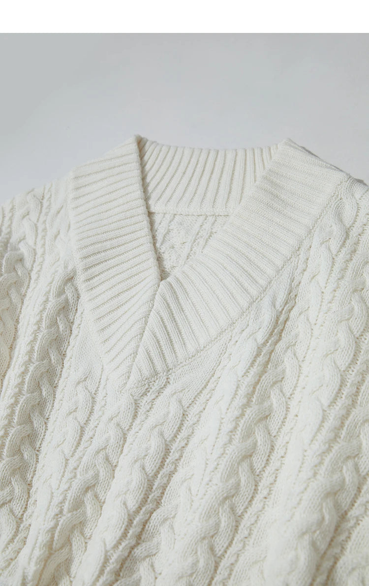 Damenpullover Detail: cremefarbener Zopfmuster-Strick am V-Ausschnitt und Schulter