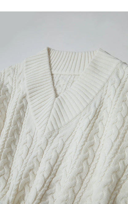 Damenpullover Detail: cremefarbener Zopfmuster-Strick am V-Ausschnitt und Schulter